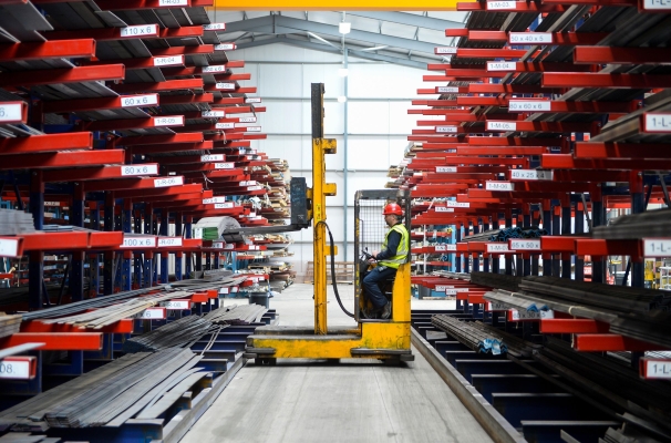 Sideloader in moving in a factory